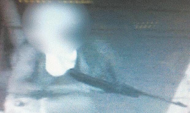 Dois adolescentes suspeitos são vistos pelas câmeras com os rostos cobertos e portando espingardas de compressão (REPRODUÇÃO TV CLUBE)